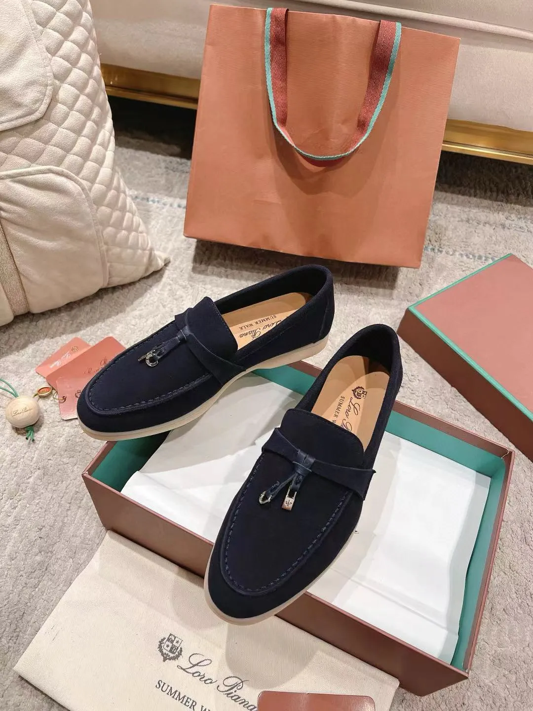 Factory price: 520💰4050 new color. Original purchase, 1⃣️: 1⃣️ folded and developed, Loro Piana professional model to try on feet, quality purchase level, flash sale of common products on the market, welcome to compare, original packaging. Fabric: Imported from Italy🐑High mercerized shearling, Lining: Hand-sewn mark thread in water-dyed cowhide imported from Italy🧵, high-end and elegant. Comfortable on the feet. Size: Women's 35-42 (41, 42) customized, non-returnable, men's 38-45 (46, 47, 48) customized, non-refundable. Fashionable boutiques that you can’t miss, a must-have item